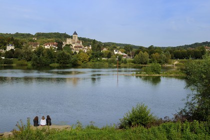 France, Val-d'Oise (95), le village de Vétheuil et son église Notre Dame peinte par Claude Monet dominant la Seine