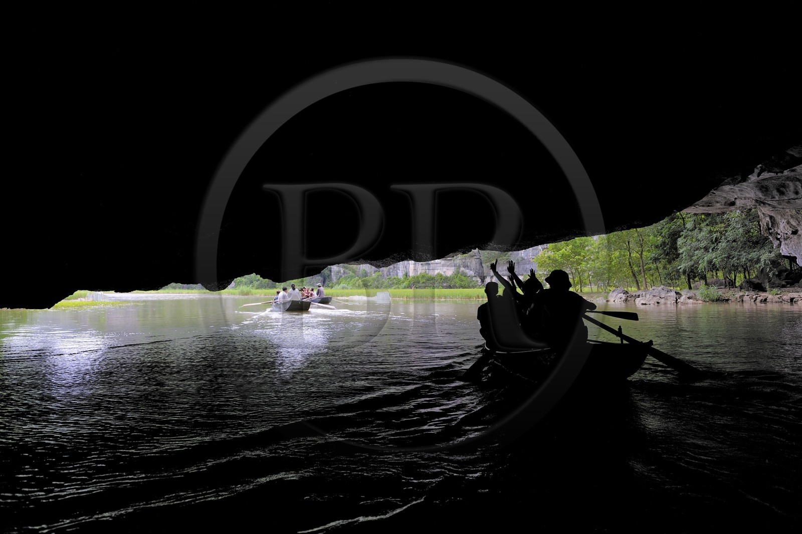 Vietnam, province de Ninh Binh, région surnommée la baie d'Halong terrestre, excursion en barque à Tam Coc entouré de paysages karstiques, passage d'une des trois grottes naturelles crées par la rivière