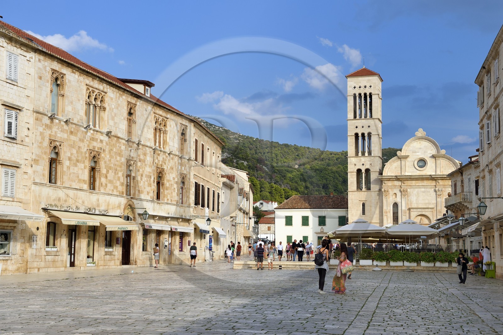 Croatie, Dalmatie, cote dalmate, Ile de Hvar, la ville de Hvar, la cathédrale Saint-Étienne et le clocher marquent l'extrémité Est de la Pjaca