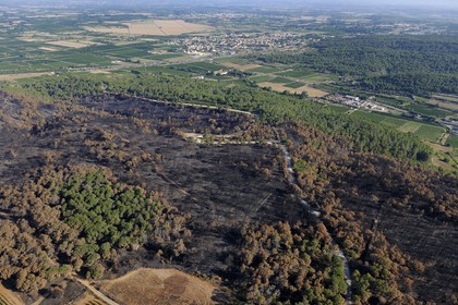 France, Aude (11), le massif de la Clappe situé entre Narbonne et la mer Méditerranée, traces d'incendie (vue aérienne)