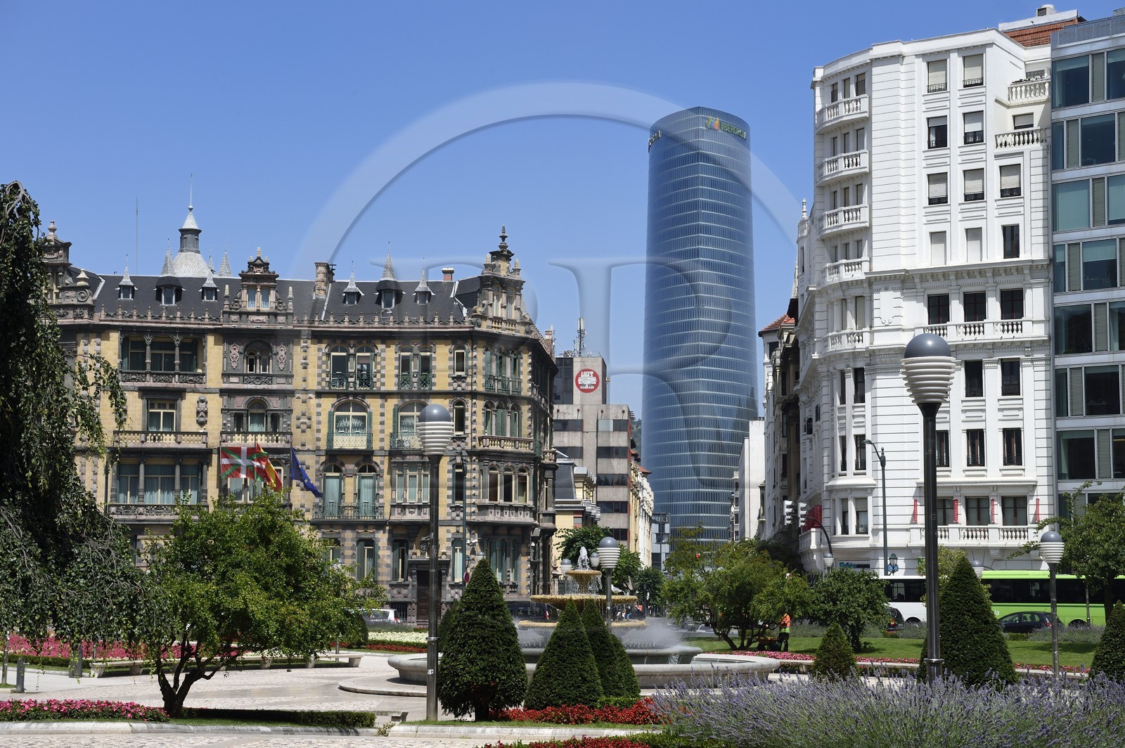 Espagne, Pays basque espagnol, Biscaye, Bilbao, Federico Moyua Plaza et la Tour Iberdrola