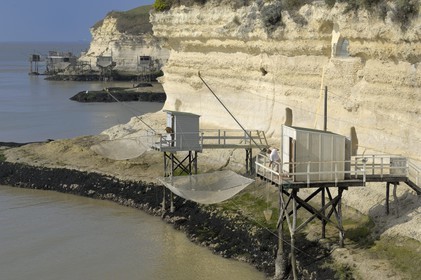 France, Charente-Maritime (17), Meschers-sur-Gironde, carrelets des grottes du Regulus