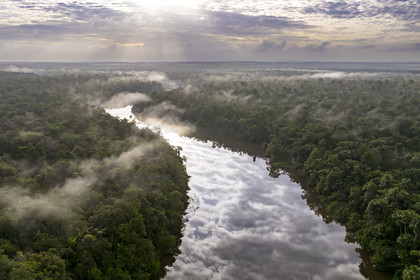 France, Guyane, Kourou, Camp Maripas, le fleuve Kourou traversant la forêt tropicale (vue aérienne)