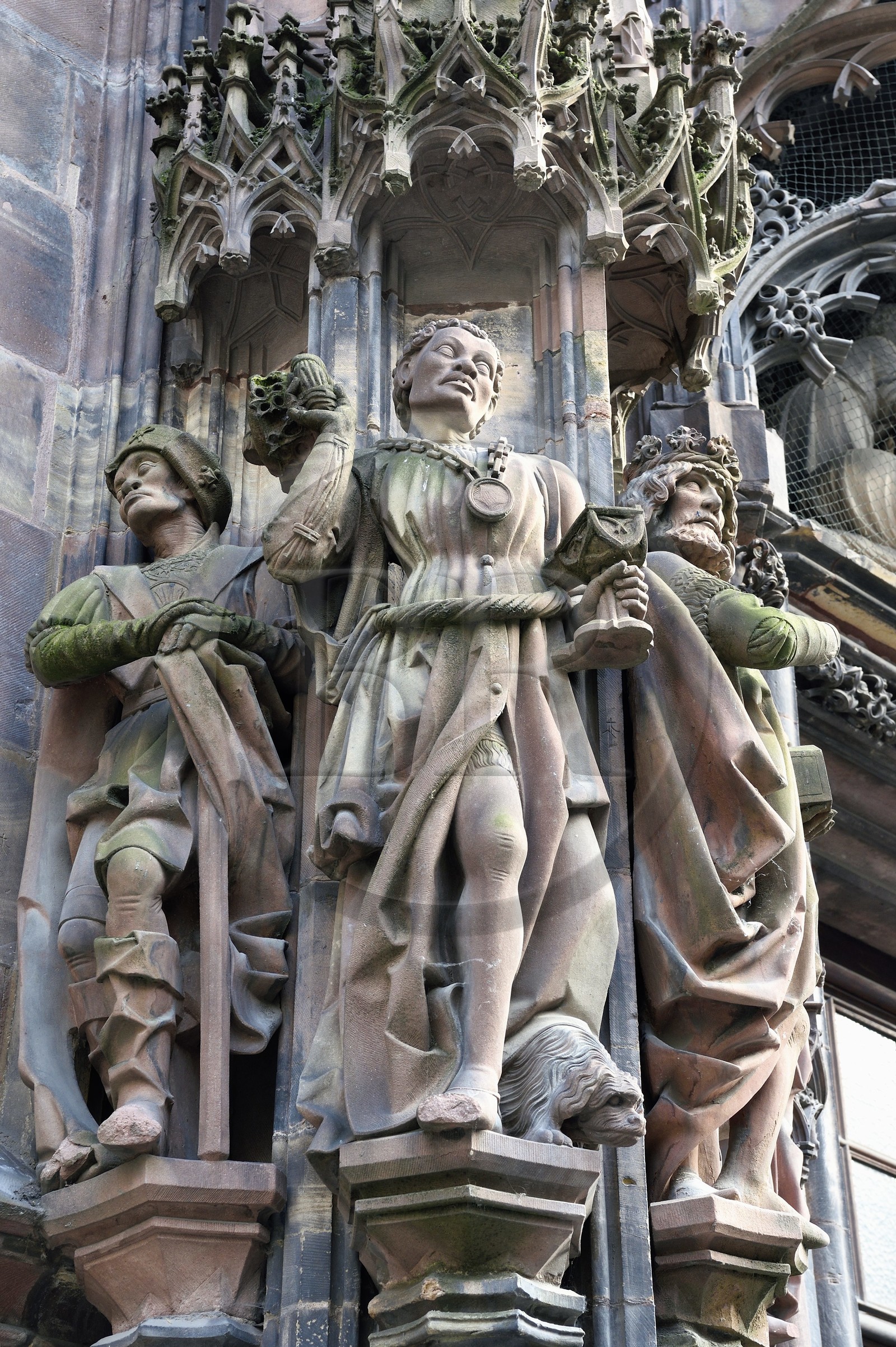 France, Bas-Rhin (67), Strasbourg, vieille ville classée au Patrimoine Mondial de l'UNESCO, la cathédrale Notre-Dame, portail de Saint-Laurent au transept nord avec l'adoration des Rois Mages du sculpteur Johan von Ach, le Roi mage maure Gaspard avec à ses pieds un chien à longs poils appelé canicule (stella canicula)