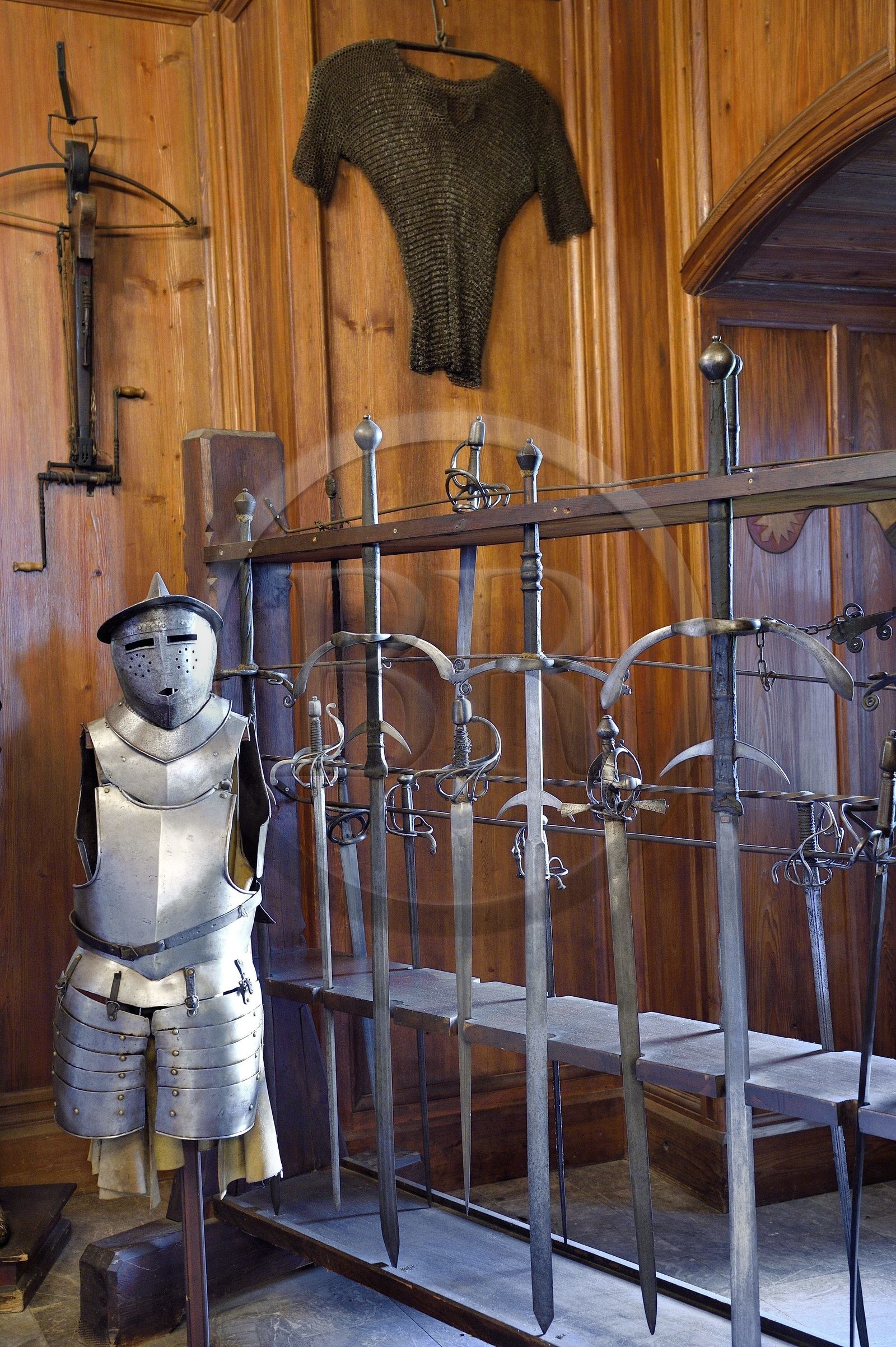 France, Bas-Rhin (67), Orschwiller, le chateau du Haut-Koenigsbourg, la salle d’armes présente les différentes hallebardes, épées, arbalètes et armures