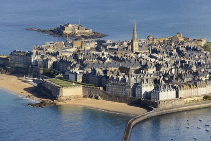 France, Ille-et-Vilaine (35), côte d'émeraude, la vieille ville fortifiée de Saint-Malo à l'abris de ses remparts (vue aérienne)