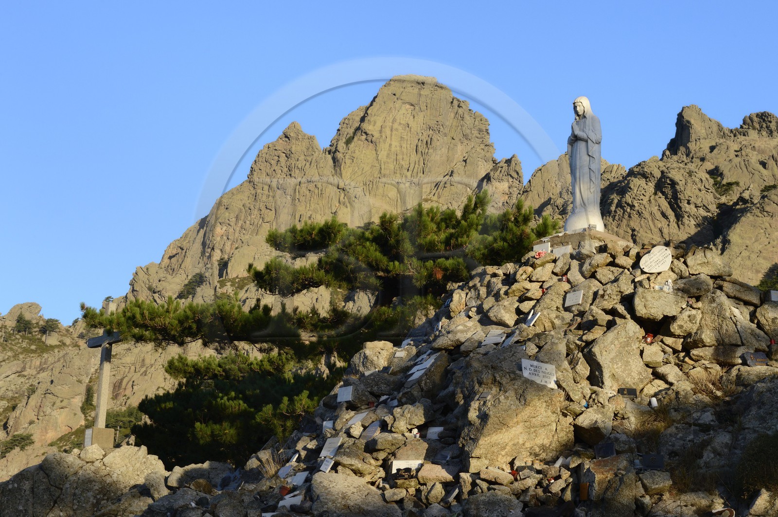France, Corse-du-Sud (2A), Alta Rocca, Col de Bavella (1318 m), une statue de la vierge, Madone de la miséricorde, où locaux et pèlerins viennent apporter en offrandes des suppliques propitiatoires et des ex-voto de reconnaissance