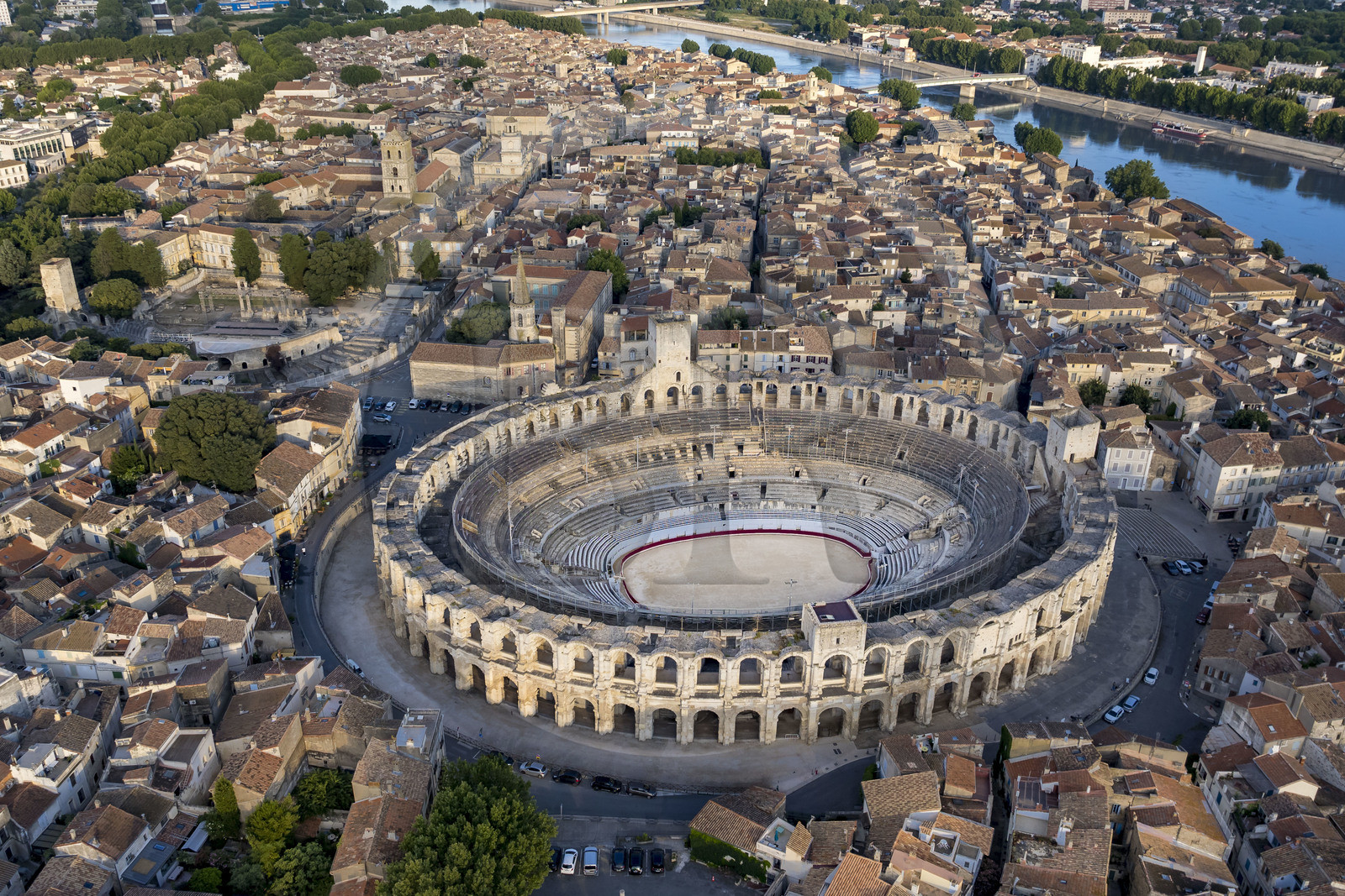 France, Bouches-du-Rhône (13), Arles, les Arènes, amphithéatre romain construit vers 80-90 apr. J.-C. et le théâtre antique du Ier siècle av. J.-C. à gauche, classés Patrimoine Mondial de l'UNESCO, au coeur de la vieille ville et le Rhone en arrière plan (vue aérienne)