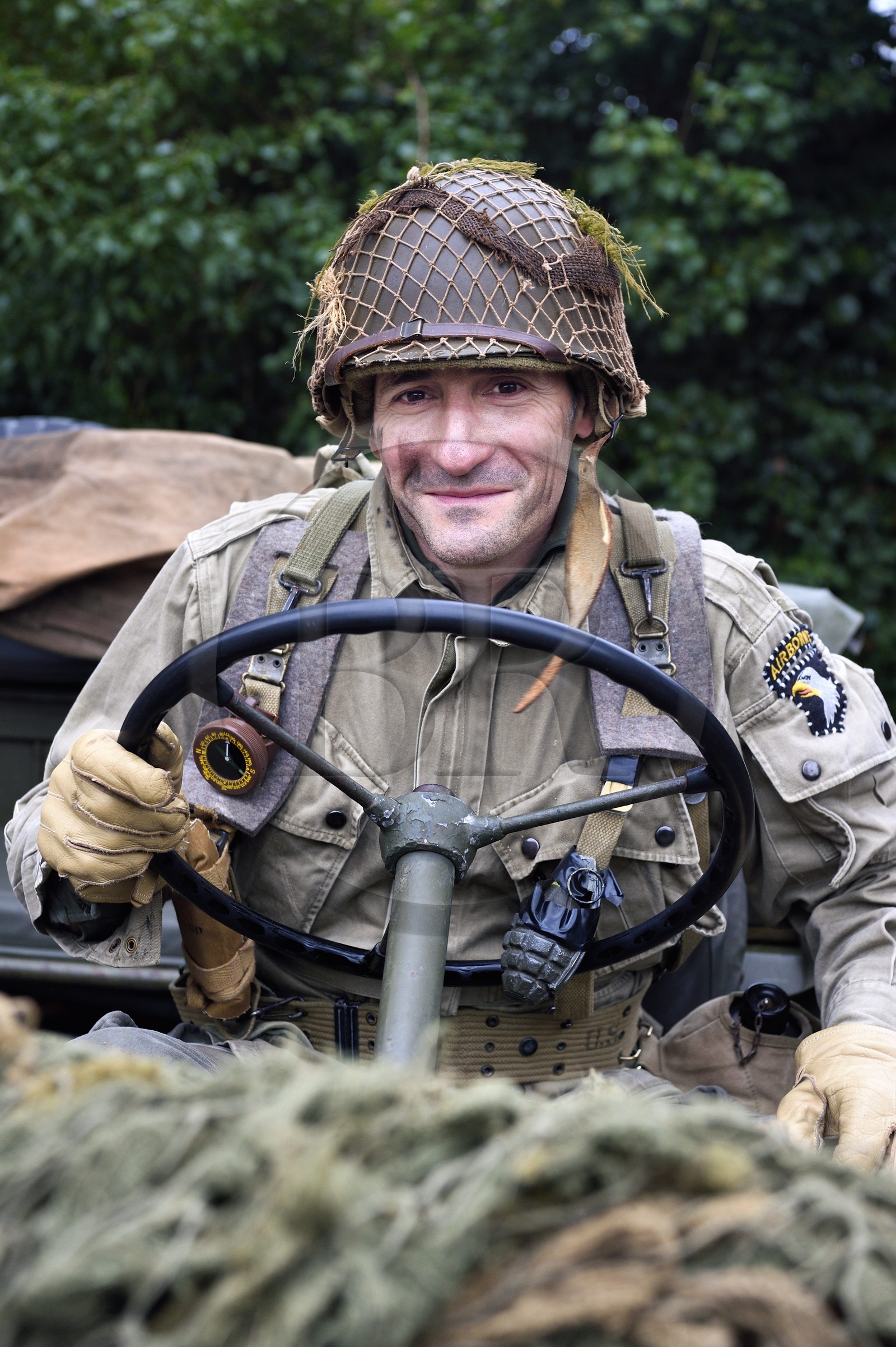 France, Eure (27), Chambray, Allied Reconstitution Group (association de reconstitution historique de la 2éme Guerre Mondiale US et Maquis), le reconstitueur Xavier Boucher en uniforme de la 101e division aéroportée US au volant de sa jeep