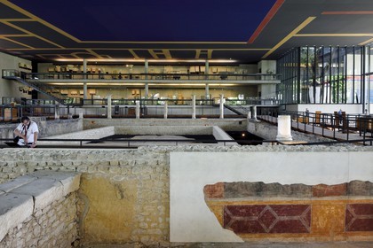 France, Dordogne (24), Périgord Blanc, Périgueux, musée Vesunna, Site-Musée Gallo Romain conçu par l'architecte Jean Nouvel (mention obligatoire), vestiges d'une grande demeure gallo-romaine ornée d'enduits peints, la domus de Vésone