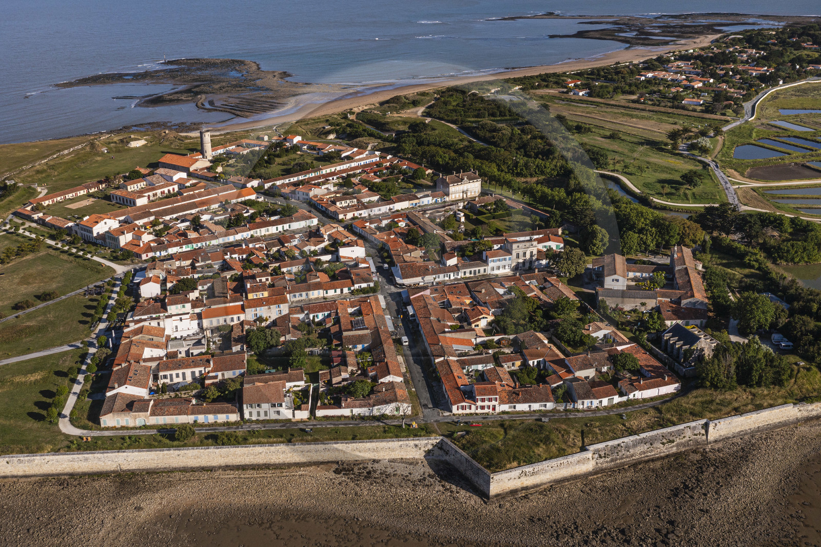France, Charente-Maritime (17), Ile d'Aix, le village aussi appelé le bourg (vue aérienne)