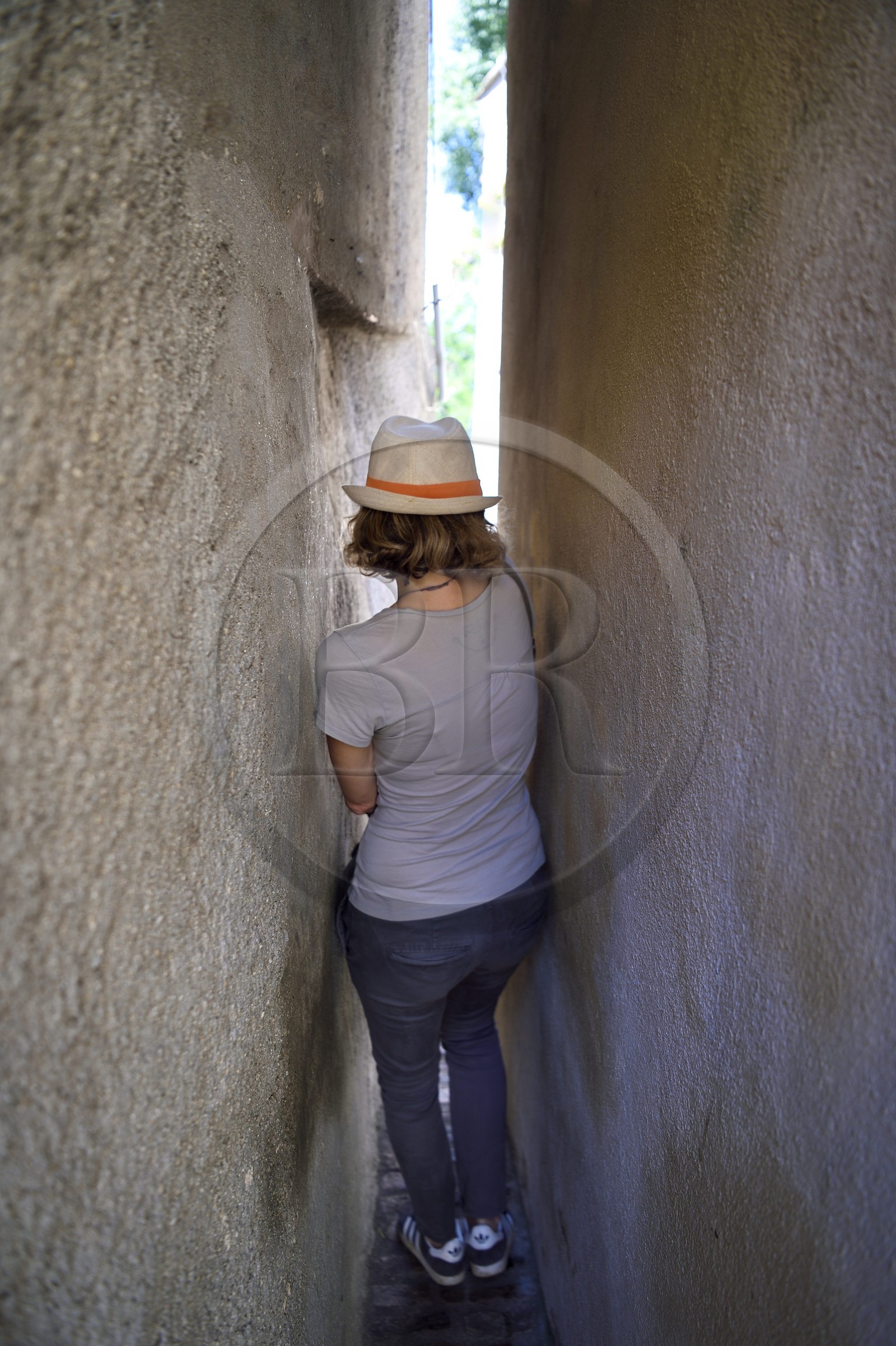 France, Var (83), golfe de Saint-Tropez, Gassin, labellisé Les Plus Beaux Villages de France, l’Androuno qui serait la plus étroite des rues au monde