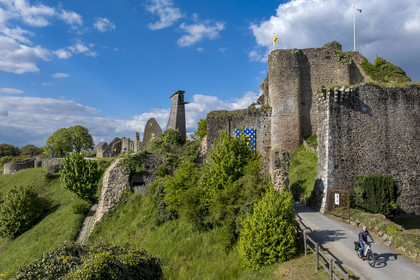 France, Vendée (85), Tiffauges, le chateau de Tiffauges,  ancien chateau fort en ruines où résida Gilles de Rais, randonnée à vélo (vue aérienne)