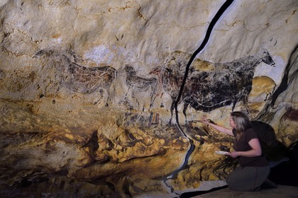 France, Dordogne (24), Montignac, l’Atelier des Fac-Similés du Périgord (AFSP) spécialisé dans la reproduction minérale de parois ornées de la préhistoire et en charge de la reconstitution fidèle des parois de la grotte de Lascaux, reproductions des peintures par la peintre-copiste Beth, mention obligatoire Atelier des Fac-Similés du Périgord