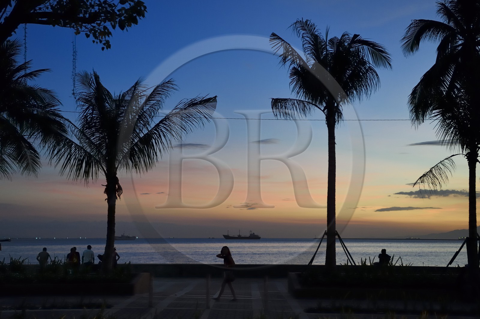 Philippines, Ile de Luzon, Manille, Baywalk au crépuscule, la promenade de bord de mer donnant sur la baie de Manille le long du boulevard Roxas