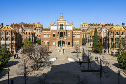 Espagne, Catalogne, Barcelone, quartier d'El Guinardo, ancien Hospital de la Santa Creu i de Sant Pau classé Patrimoine Mondial de l'UNESCO, de style moderniste par l'architecte Domenech i Montaner, aujourd'hui un musée et un centre culturel, il était composé de pavillons reliés par des souterrains