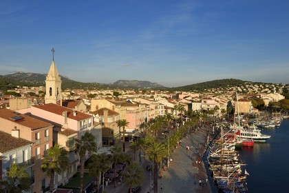 France, Var (83), Sanary-sur-Mer, barques traditionnelles de peche appelées pointus sur le port et l'église Saint-Nazaire