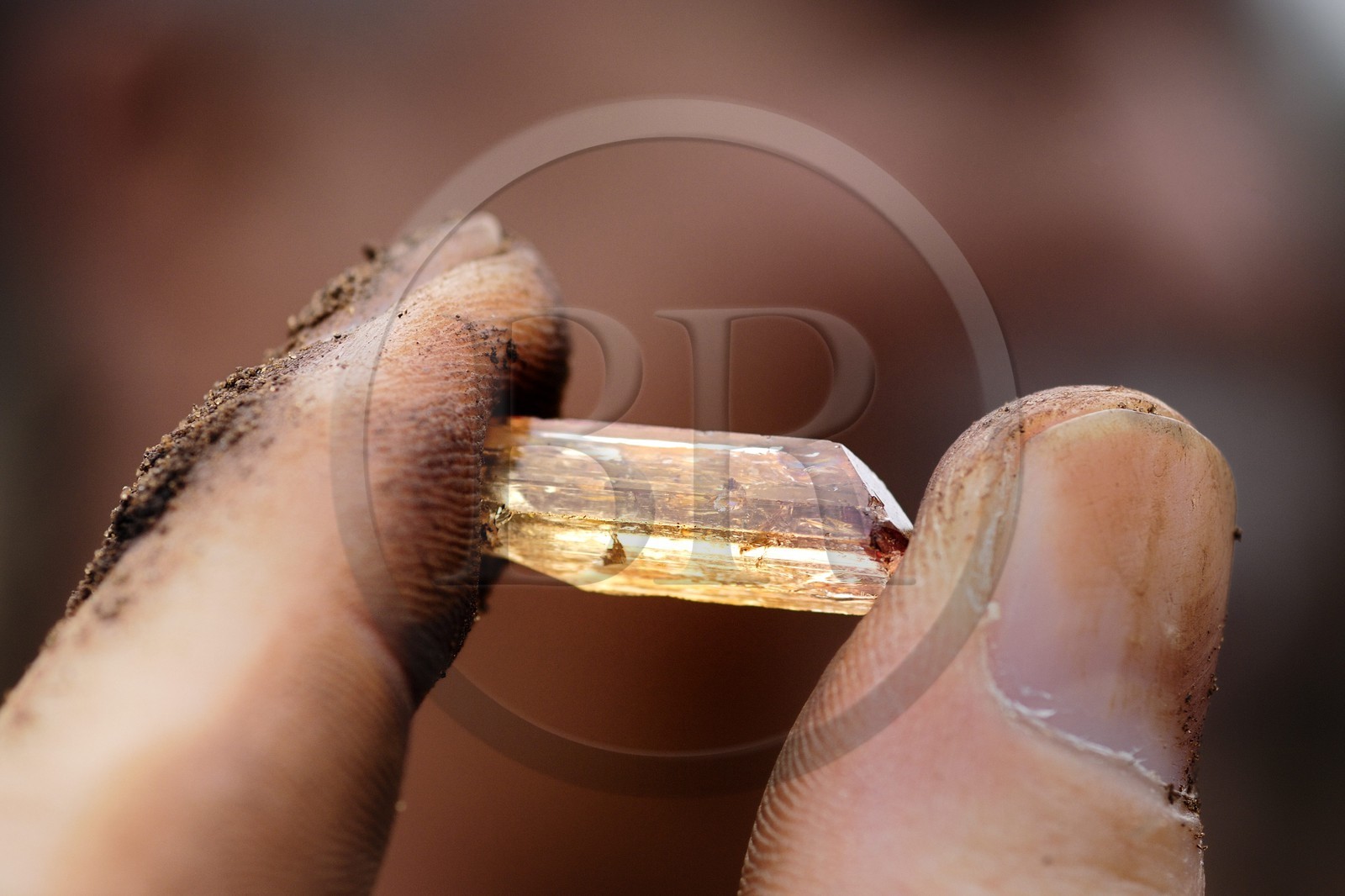 Brésil, Etat du Minas Gerais, région de Ouro Preto, mine à ciel ouvert de pierres précieuses, topaze impériale trouvée sur place tel quel par un prospecteur appellé Garimpero (Route de l'or, Estrada Real)