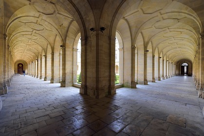France, Calvados (14), Caen, l'abbaye aux hommes, le cloitre et l'église Saint-Étienne