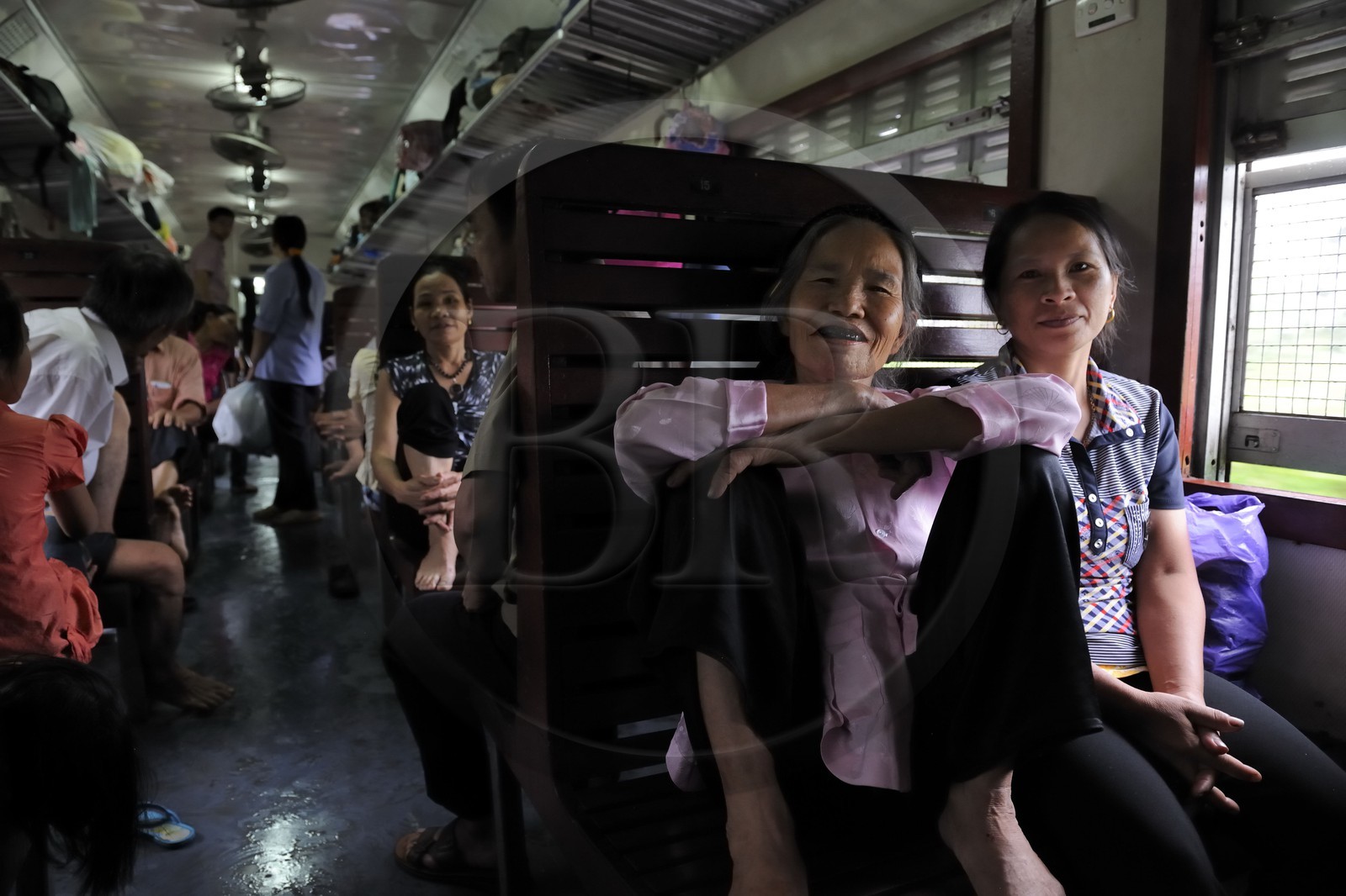Vietnam, train de jour de Lao Cai à Hanoï, classe assis dur non climatisé