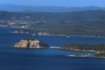 France, Var (83), Corniche des Maures, Bormes les Mimosas, fort de Brégançon (vue aérienne)