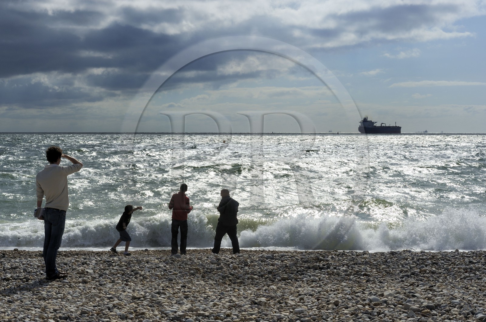 France, Seine-Maritime (76), Le Havre, cargo quittant le port du Havre vu de la plage de la ville