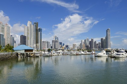 Panama, Panama City, marina du yacht club et les gratte-ciels du front de mer