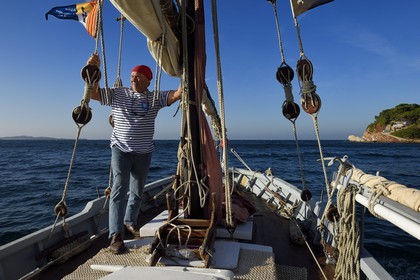 France, Var (83), Sanary-sur-Mer, Christian Bénet qui est président de l'association des pointus de Sanary à bord de son pointu de huit mètres à voile latine la Belle Brise