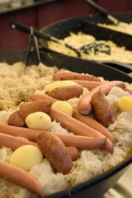 France, Bas-Rhin (67), Strasbourg, vieille ville classée au Patrimoine Mondial de l’UNESCO, Marché de Noel (Christkindelsmarik) de la place Broglie, vente de choucroute à emporter