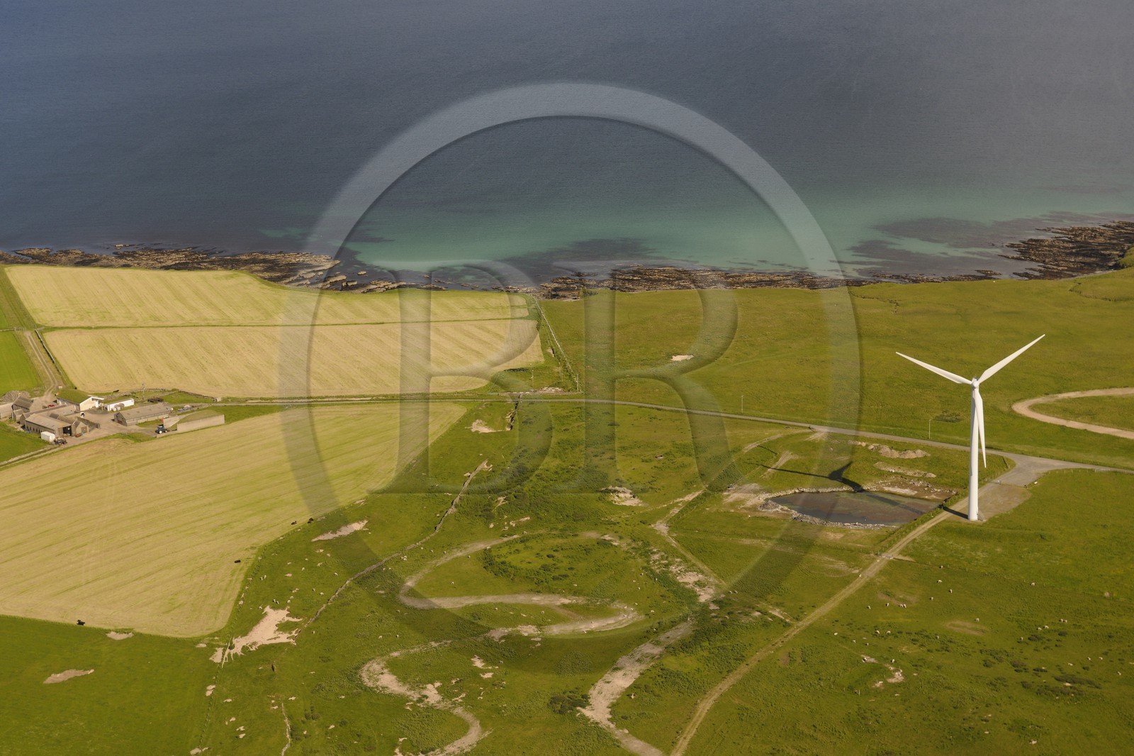 Royaume-Uni, Ecosse, Iles Orcades, Ile de Burray, éolienne (vue aérienne)