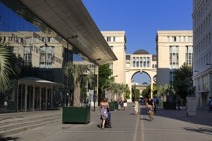 France, Hérault (34), Montpellier, quartier Antigone de l'architecte Ricardo Bofill, piscine olympique et l'allée de Délos