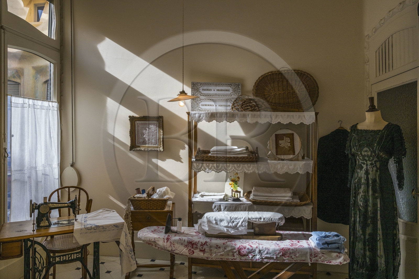 Espagne, Catalogne, Barcelone, quartier de l'Eixample, Passeig de Gracia, Pedrera ou Casa Mila (1905-1910) de l'architecte du modernisme catalan Antoni Gaudi, site classé au Patrimoine Mondial de l'UNESCO, une pièce de service de l'appartement