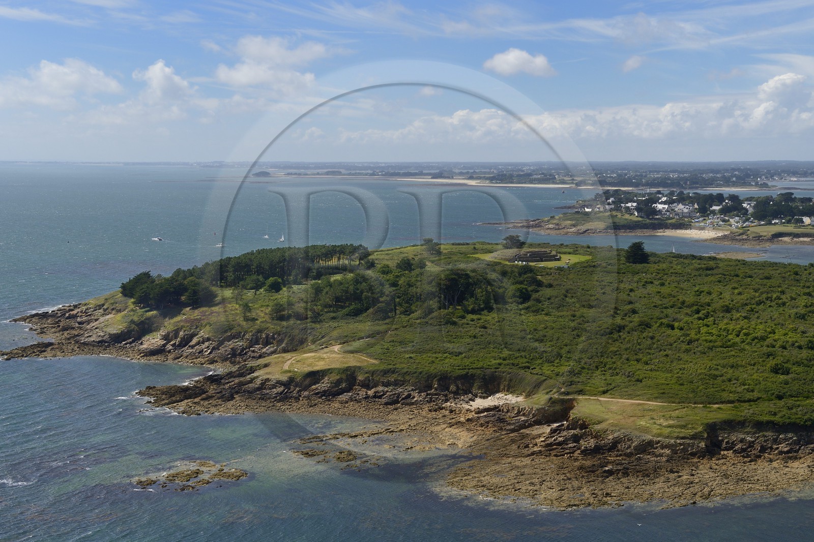 France, Morbihan (56), Golfe du Morbihan, Presqu'île de Rhuys, Arzon, le cairn du Petit-Mont (vue aérienne)