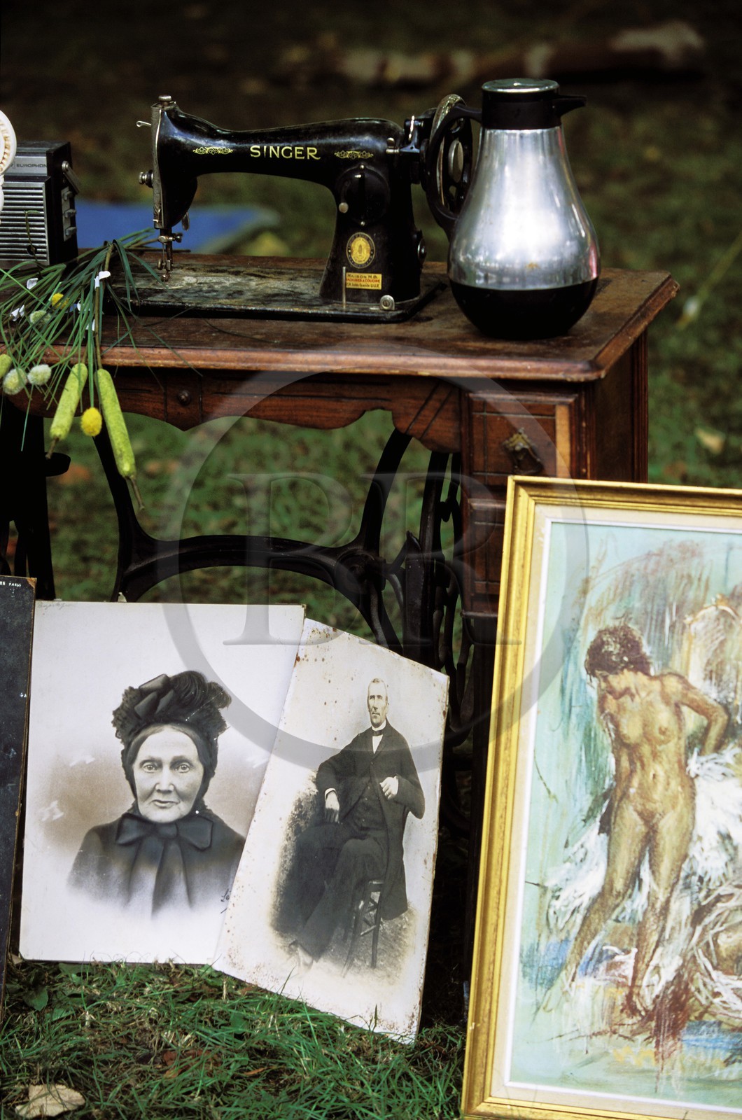 France, Nord (59), Lille, Braderie de Lille, square Ramponneau, un stand le long du canal de la Deûle