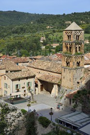 France, Alpes-de-Haute-Provence (04), Parc Naturel Régional du Verdon, Moustiers-Sainte-Marie, labellisé Les Plus Beaux Villages de France, l'église Notre-Dame-de-l'Assomption et son clocher du XIIe siècle en tuff