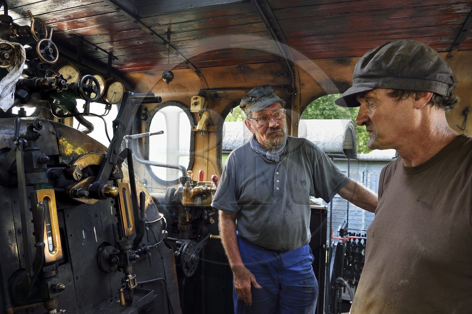 France, Alpes-Maritimes (06), Puget Théniers, locomotive en chauffe, Daniel Bonneau (mécanicien et donc conducteur de locomotive) et Frederic Laugier (chauffeur) bénévoles du G.E.C.P. qui restaure et exploite le Train des Pignes, l'équipe dans la cabine