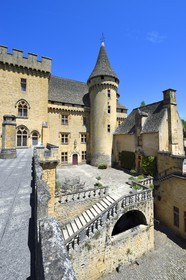 France, Dordogne (24), Périgord Noir, vallée de la Dordogne, Marquay, château de Puymartin, reconstruit au XVe siècle après la Guerre de Cent Ans, la cour Saint-Louis