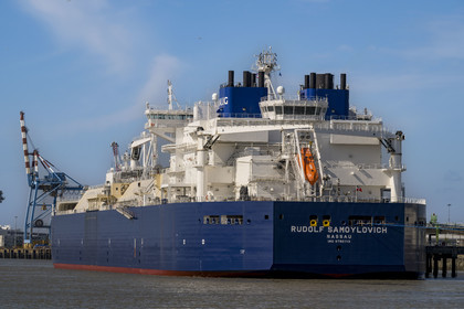 France, Loire-Atlantique (44), Estuaire de la Loire, Saint-Nazaire, méthanier à quai dans le Grand port maritime de Nantes-Saint-Nazaire Terminal méthanier de Montoir-de-Bretagne