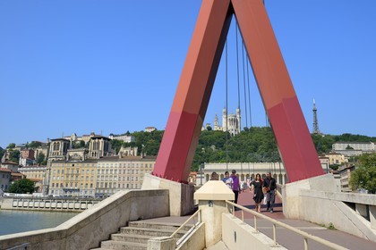 France, Rhône (69), Lyon, site historique classé Patrimoine Mondial de l'UNESCO, Vieux Lyon, passerelle sur la Saône menant au palais de justice et la basilique Notre Dame de Fourvière en arrière plan