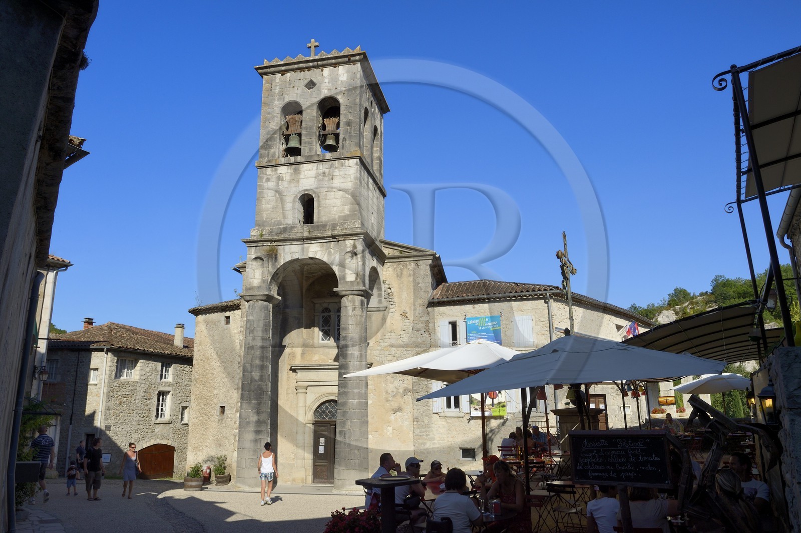 France, Ardèche (07), Gorges de l'Ardèche, Labeaume, place du village et église de Saint-Pierre aux liens du XIVe siècle