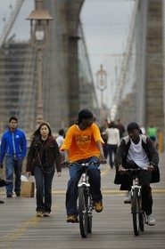 Etats-Unis, New York, Manhattan, cycliste sur le Pont de Brooklyn
