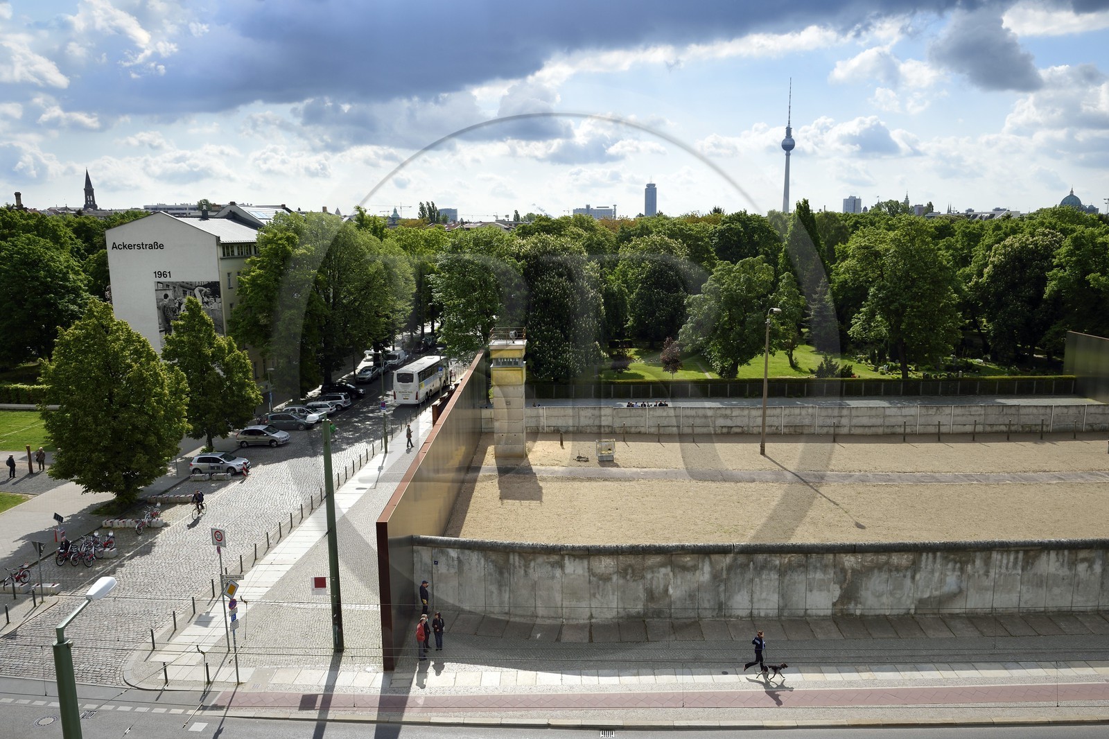 Allemagne, Berlin, Bernauer Strasse, Mémorial du Mur de Berlin (Gedenkstätte Berliner Mauer), dernier tronçon du Mur de Berlin encore conservé dans son intégralité avec le mur intérieur, le chemin de ronde, le mirador, les pylônes d'éclairage, le no man's land, la clôture de signalisation et le mur extérieur, la Tour de la télévision en arrière plan