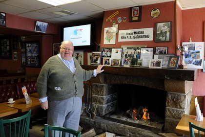 France, Manche (50), Cotentin, Sainte-Mère-Eglise, le café le Stop Bar et son patron Roger Coueffin
