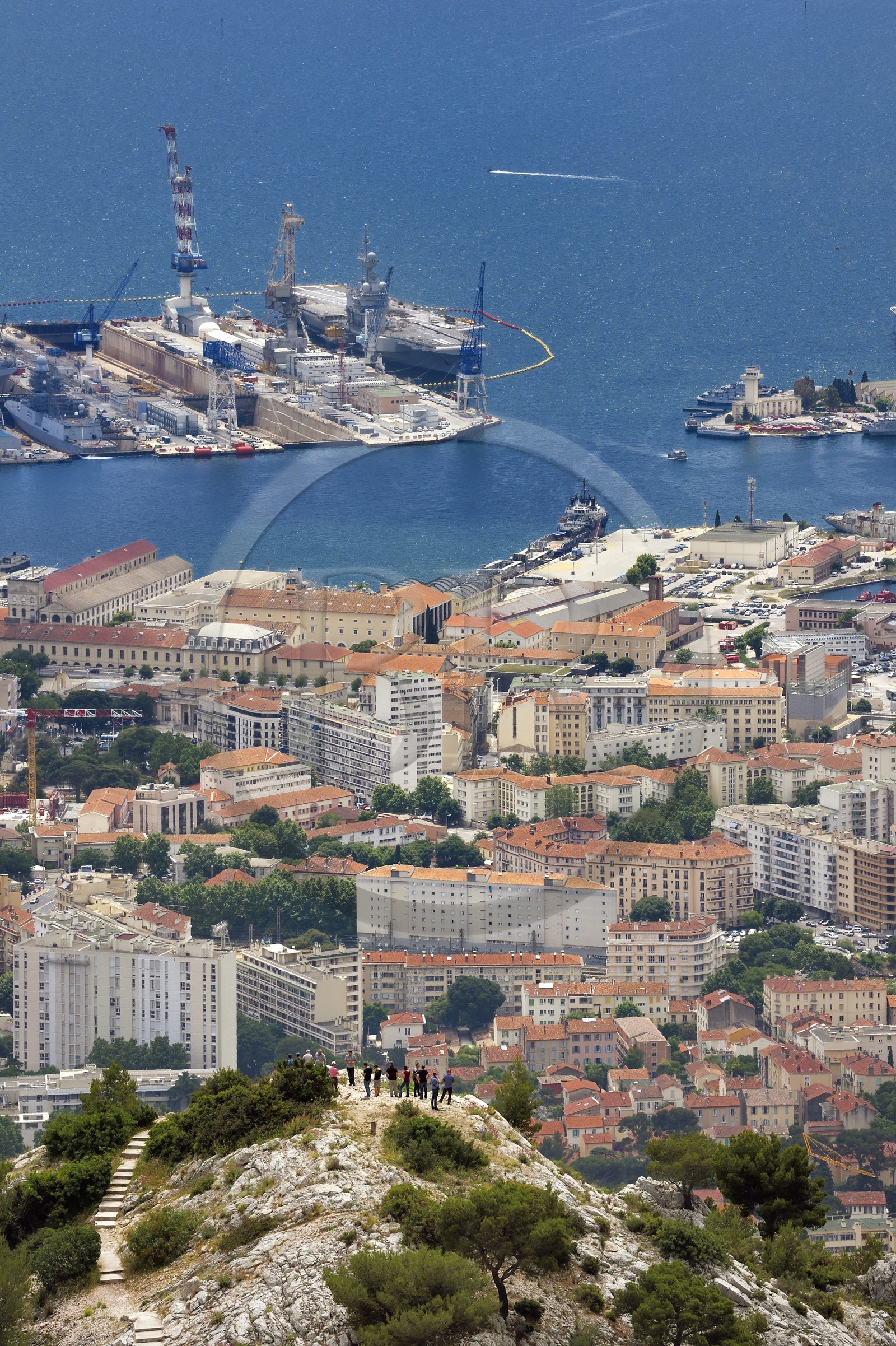 France, Var (83), Toulon, la rade, la base navale (Arsenal) depuis le belvédère du Mont Faron, les cales sèches et la darse Vauban (bassins)