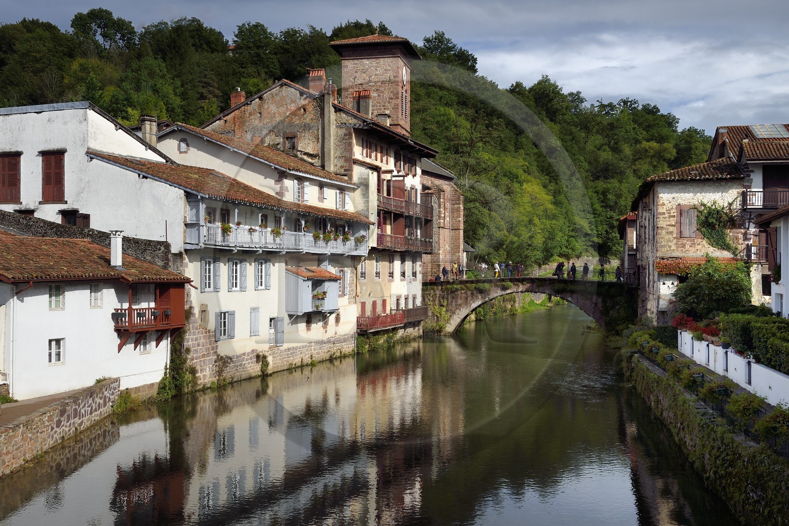 France, Pyrenees Atlantiques, Basque Country, Saint Jean Pied de Port, the Pont Vieux over the Nive of Beherobie river and Notre Dame du Bout du Pont church