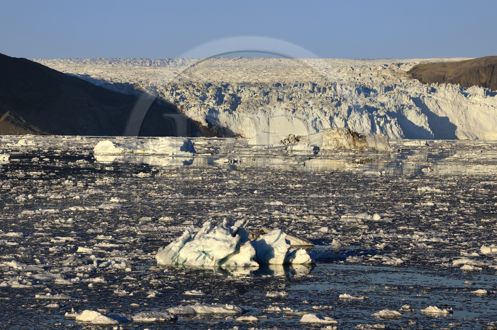 Groenland, cote ouest, baie de Disko, baie de Quervain, le glacier Eqip Sermia (glacier Eqi) s'étale sur 4 km et s'élève jusqu'à 50 mètres de hauteur