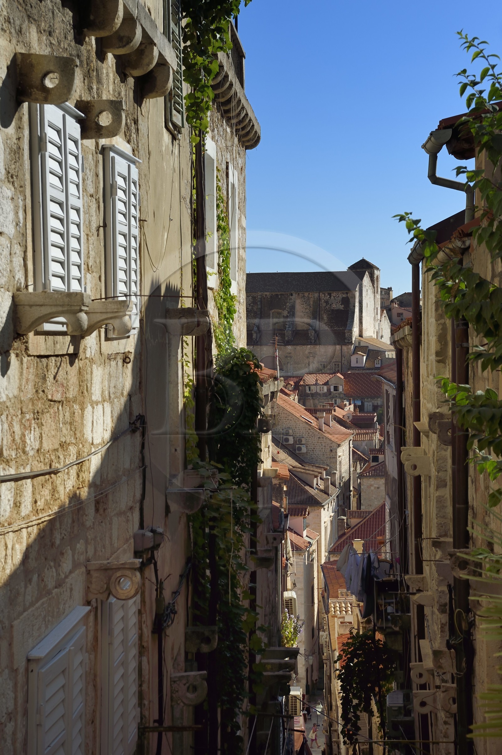 Croatie, Dalmatie, cote dalmate, Dubrovnik, centre historique classé Patrimoine Mondial de l'UNESCO, ruelle transversalle (Ulica Dropceva) en escaliers et l'église Saint Ignatius (Saint Ignace) en arrière plan