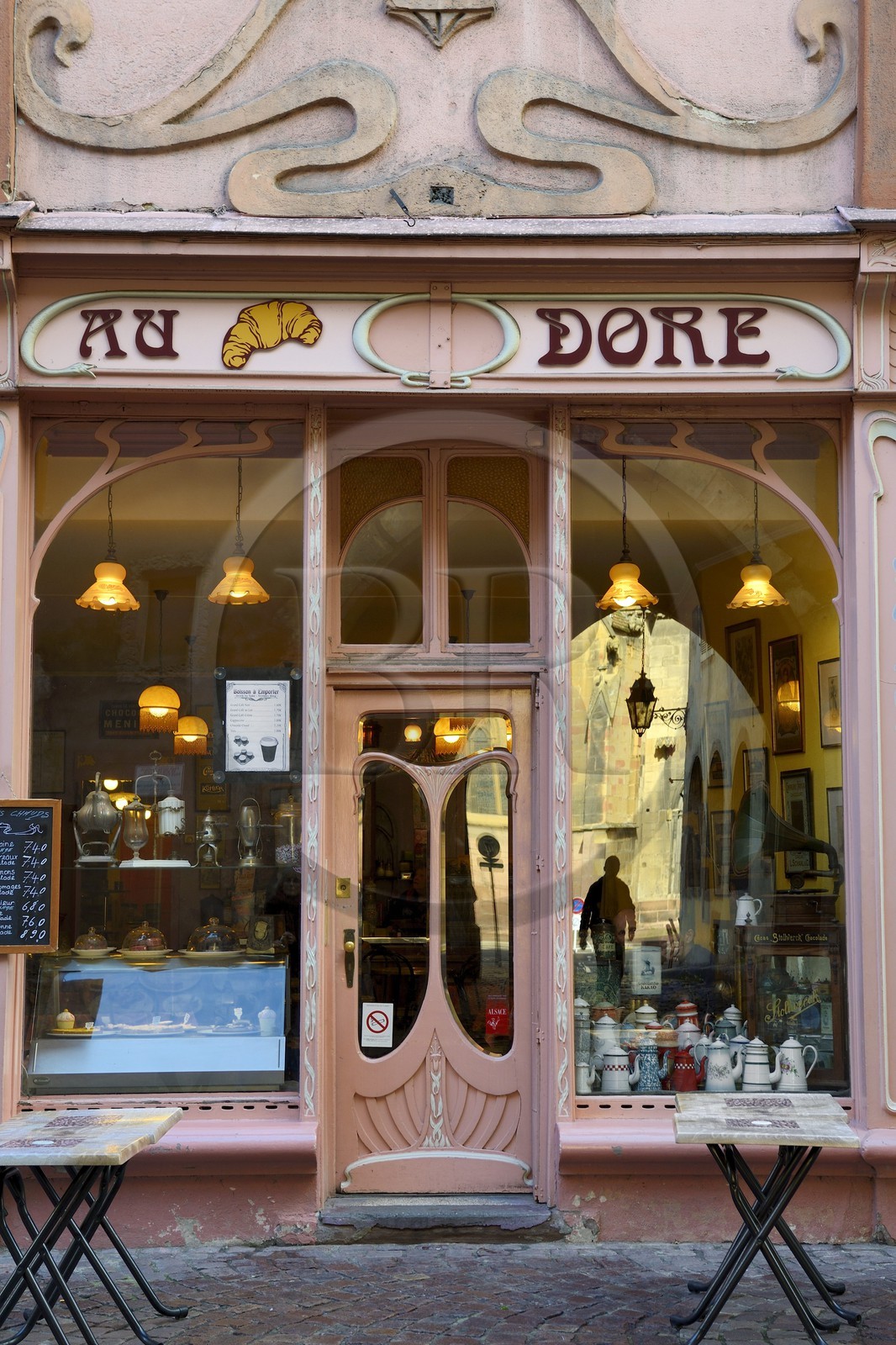 France, Haut-Rhin (68), Colmar, café avec sa facade art nouveau rue des Marchands