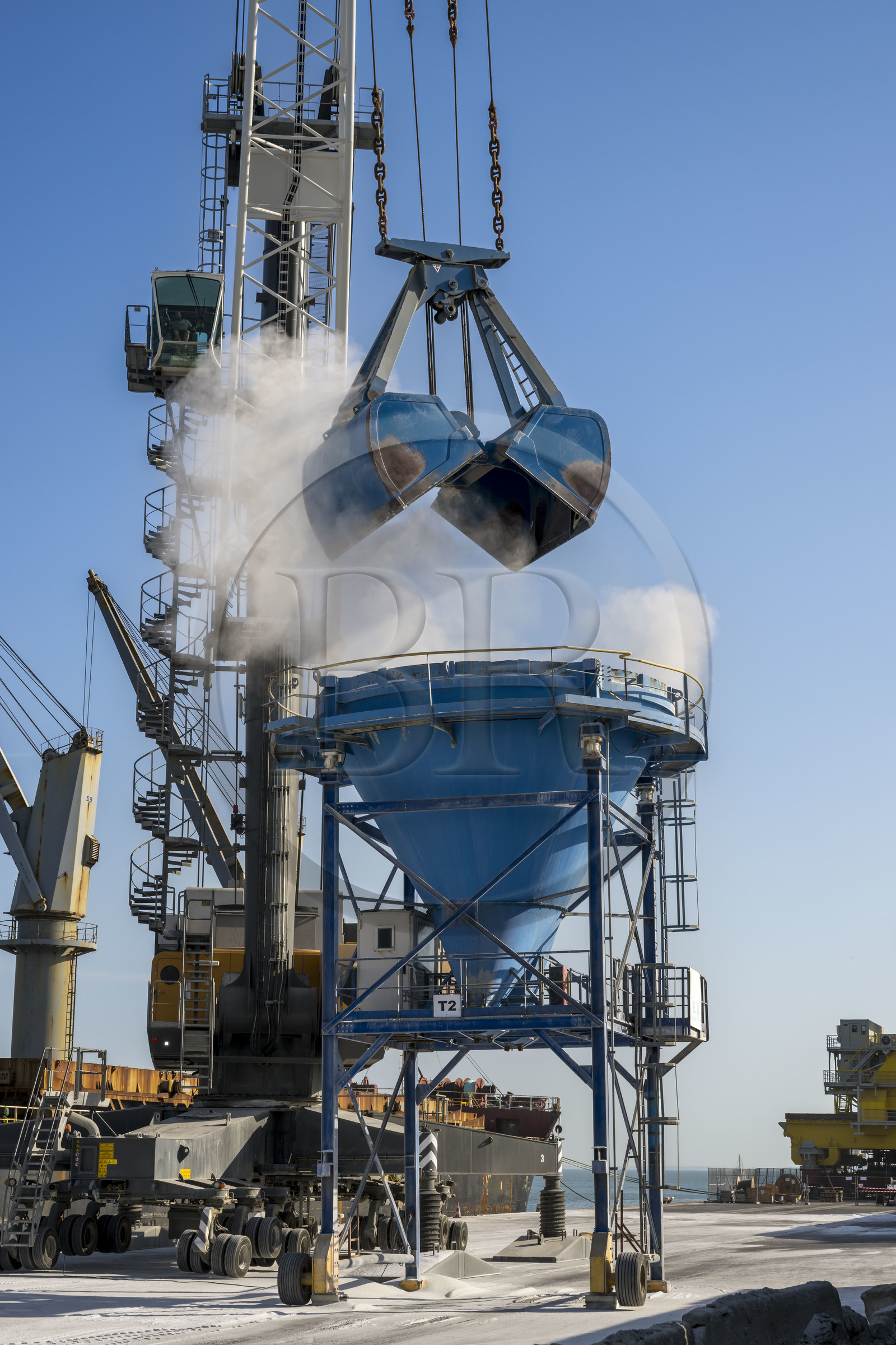 France, Charente-Maritime (17), La Rochelle, le Port Atlantique La Rochelle, port de commerce La Pallice, déchargement d'un cargo sur les quais du mole d'escale
