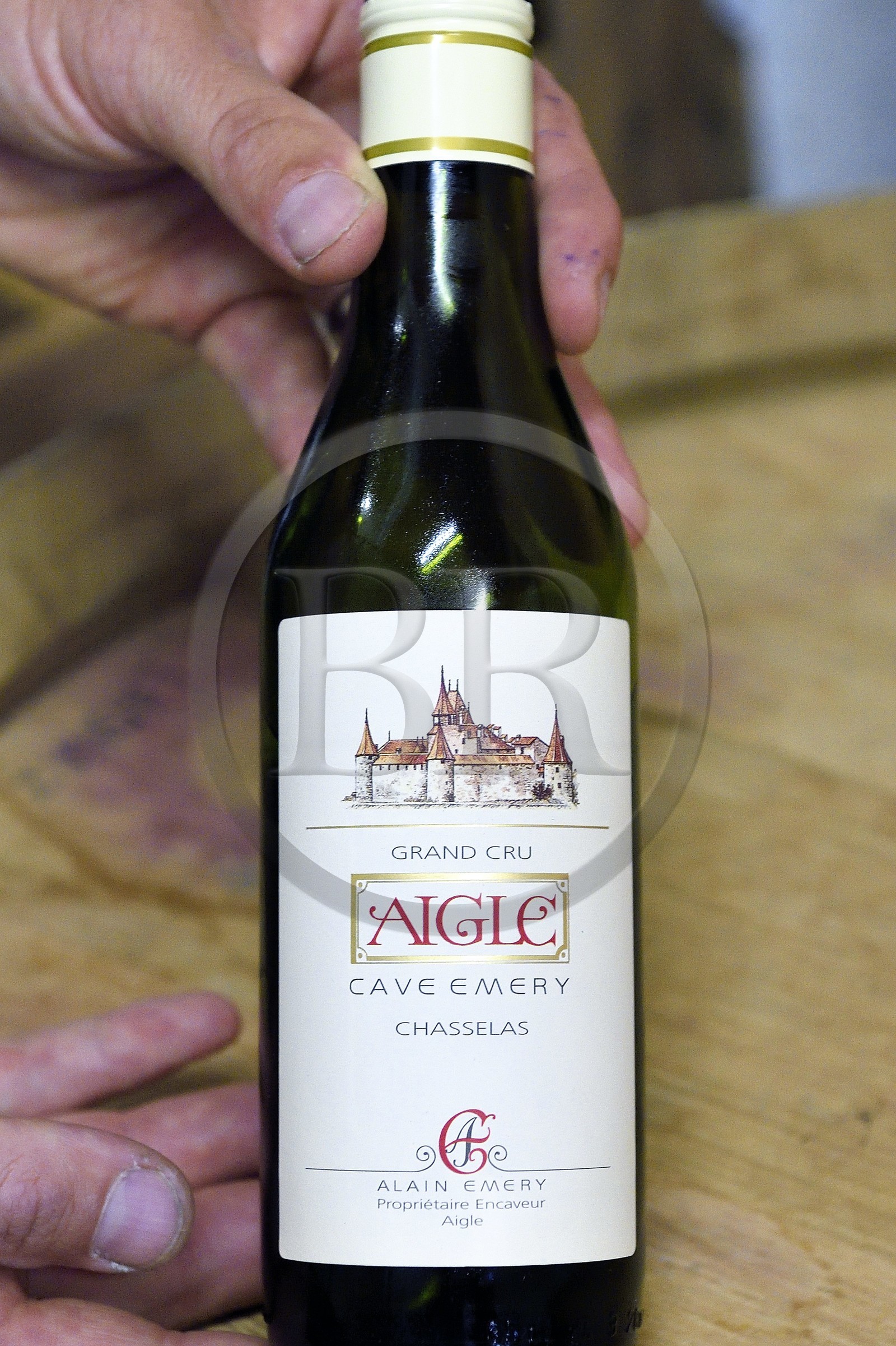 Suisse, Canton de Vaud, Aigle, Marc Emery dans la cave des Grands Vins d'Aigle Alain Emery